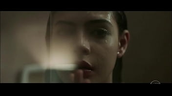 Julia Dalavia Pelada Tomando Banho Mostrando Os Seios Em Os Dias Eram Assim