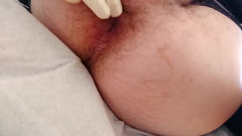 Enfiando Dedos Com Luvas