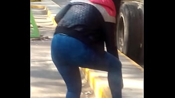 Persiguiendo Culito En Feria, Al Final Se Agacha