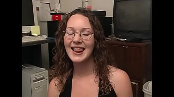 Praktikantin Bläst Dem Kollegen Am Schreibtisch Einen