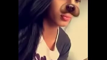 Stefani Hadassah Do Facebook Mostrando Video Sensual Dela No Celular