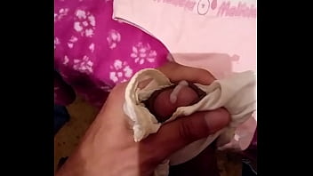 Punhetando Com Gozada Na Calcinha Da Cunhada