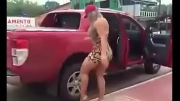 VID-20170723-WA0019 - Rico-loira-carro-pobre-mendigo