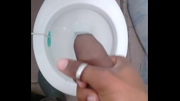 Batendo Uma No Banheiro Do Trabanho...! Quem Quer Leite ??