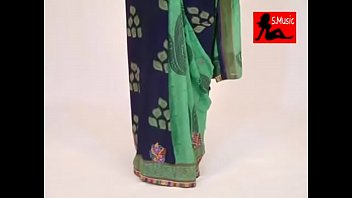 Desi Girl Showing Her Boobs Wearing Sharee