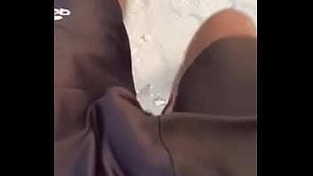 En Shorts, Caminando Por La Calle