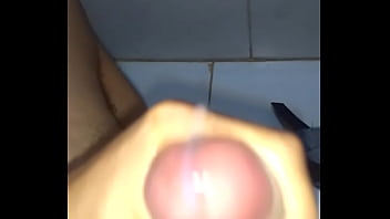 Me Hago Una Paja En El Baño - acabada, paja, leche, soloboy, masturbo - Video 4487910