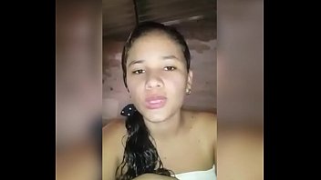 Se Graba Desnuda Para Su Pareja