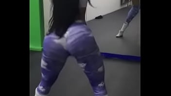 Gostosa Dançando Funk De Calça Legging Na Academia