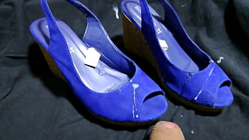 Leche En Sus Sandalias Azules