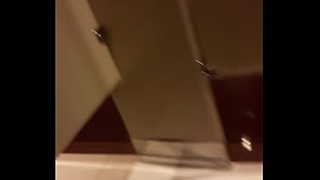 Espiando En El Baño Del Cine.