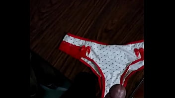 Masturbando Na Calcinha Nova Da Sogra