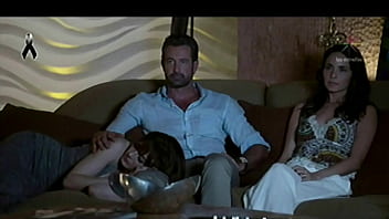 Le Mete La Mano Y La Acaricia Rico