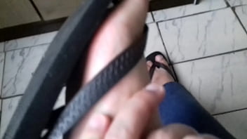 Chinelo Havaianas Pretas E Meus Pés. Parte 1