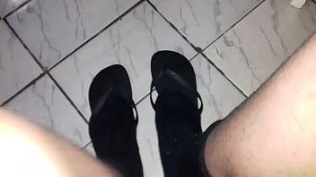 Que Tal Usar Meias Pretas Com Havaianas Também Pretas? é Uma Delicia Um Tesão