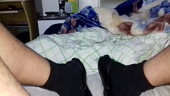 Se Deliciando De Meias E Chinelo