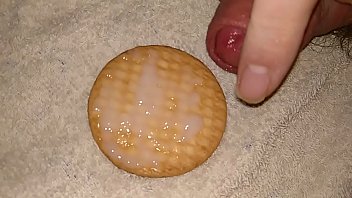 Rellenando Galleta Con Lefa