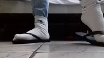 Aos Que Tem Fetiche Por Havaianas Com Meias