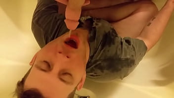 Se Hidratando Com Mijo Do Namorado (piss)