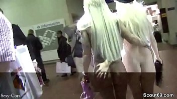 Zwei Teeny Bei Einer Geilen Show Auf Der Venus Messe Berlin