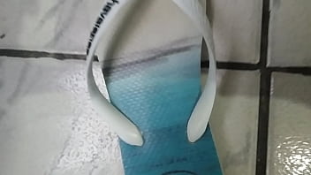 Gozando Nas Havaianas E Depois Colocando Elas Nos Pés Com Meias