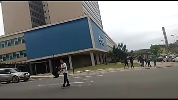 Gay Excitado Dança No Semáforo Para Seduzir