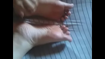 Novinha Mostrando Os Pezinhos