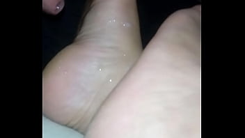 Gozando Nos Pés Da Esposa Do Colega