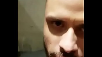 Mamando Duas Pirocas No Banheiro Da Balada