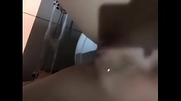 Siririca No Banheiro Da Boate Não Aguentou De Tesão - Pornolandia