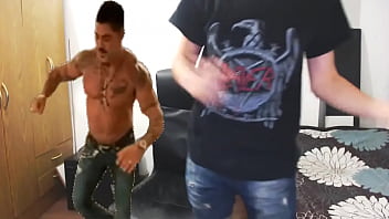 Vector Baila Junto A Ricky.. Termina En Sexo