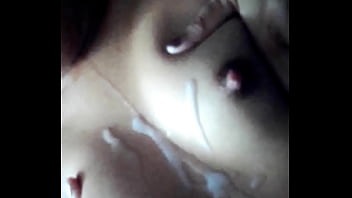 Puta Levando Gozada No Peito