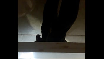 Espiando Piña En Baño