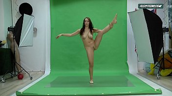 Big Boobs Nicole On The Green Screen Spreading
