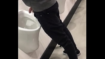 Spy Guapo Orinando Banheiro Flagra