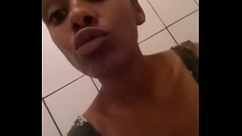 Feiosa Mostrando Os Peitinhos E A Buceta