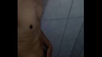 Magrinho Gostoso Batendo Punheta No Banheiro