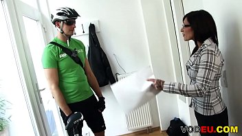 Tätowierte Braune Frau Schluckt Den Penis