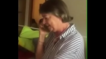 Odile La Chienne Au Telephone Avec Une Amie Et