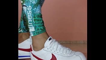Cdzinha Na Pontinha Du Pé Tirando Seu Nike Cortez