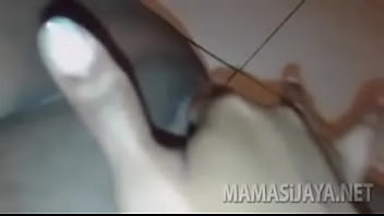 Ella-gritando-su-leche-mobile