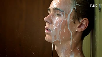 Novinho Recebendo Leite Na Cara