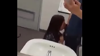 Hermosa Chica Chupando Rico