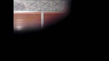 Mom Ko Nahate Huye Dekha