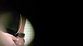 Flagra Mijando No Banheiro Público