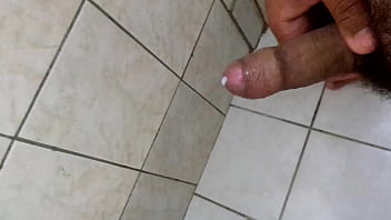 Uma Gozada No Banheiro De Motel