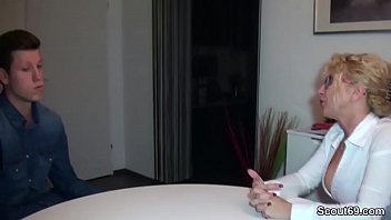 Geile Mutti Hilft Jungspund Bei Seinem Ersten Fick