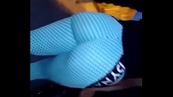 Gostosa Subindo A Rua De Legging