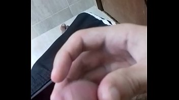 Babando O Pau E Gozando No Banheiro