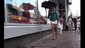 Mais Que Se Cache T_il Sous La Jupe De Cette Bourgeoise - homemade, blondes, voyeur, russian, videos, hd, upskirts, bourgeoise - Video 4180479